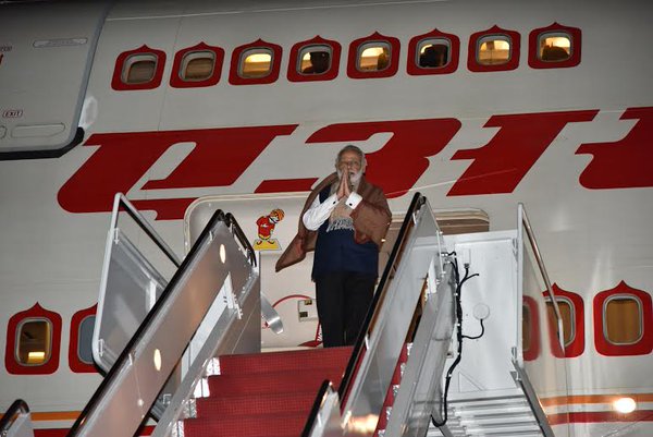 Indian Prime Minister Narendra Modi arrives in US for nuclear summit. Narendra Modi arrives in US,Narendra Modi arrives US,Narendra Modi,Pm Narendra Modi,Modi,nuclear summit,President Barack Obama,Barack Obama,President Barack Obama and Narendra Modi