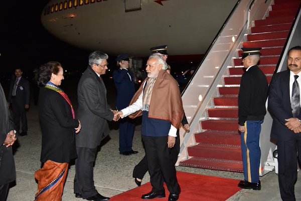Indian Prime Minister Narendra Modi arrives in US for nuclear summit. Narendra Modi arrives in US,Narendra Modi arrives US,Narendra Modi,Pm Narendra Modi,Modi,nuclear summit,President Barack Obama,Barack Obama,President Barack Obama and Narendra Modi