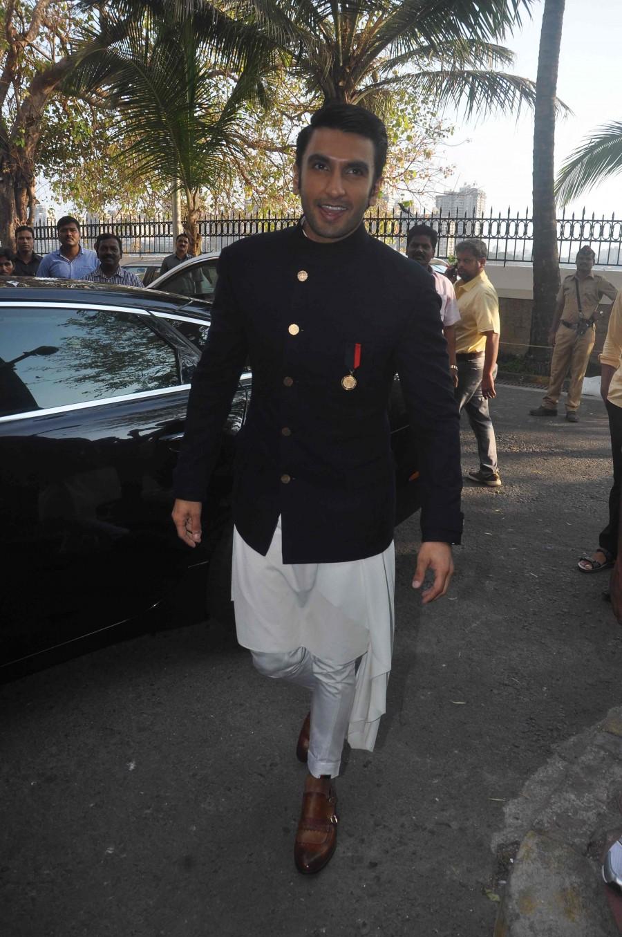 Bollywood actor Ranveer Singh feted as 'Maharashtrian Of The Year'. Ranveer Singh,Ranveer Singh feted as 'Maharashtrian Of The Year',Ranveer Singh as Maharashtrian Of The Year,Maharashtrian Of The Year