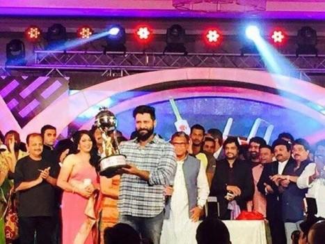 South Indian actor Chiyaan Vikram unveils the Nadigar Sangam Cricket tournament trophy.