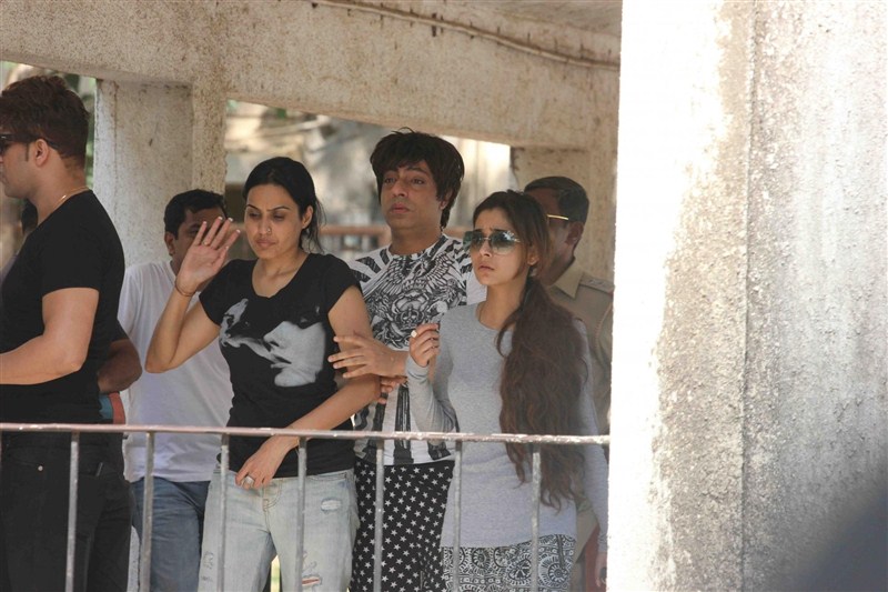 Celebs like Kamya Punjabi and Sara Khan pays last respects to Television actor Pratyusha Banerjee. Pratyusha Banerjee,Celebs pay last respects to Pratyusha Banerjee,Kamya Punjabi,Sara Khan,Kamya Punjabi pay last respects to Pratyusha Banerjee,Sara Khan pay last respects to Pratyusha Banerjee,Pratyusha Banerjee dead,Pratyusha Banerjee commits suicide,Pr
