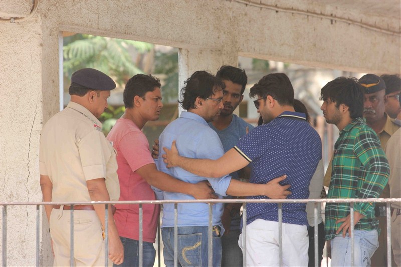 Celebs like Kamya Punjabi and Sara Khan pays last respects to Television actor Pratyusha Banerjee. Pratyusha Banerjee,Celebs pay last respects to Pratyusha Banerjee,Kamya Punjabi,Sara Khan,Kamya Punjabi pay last respects to Pratyusha Banerjee,Sara Khan pay last respects to Pratyusha Banerjee,Pratyusha Banerjee dead,Pratyusha Banerjee commits suicide,Pr
