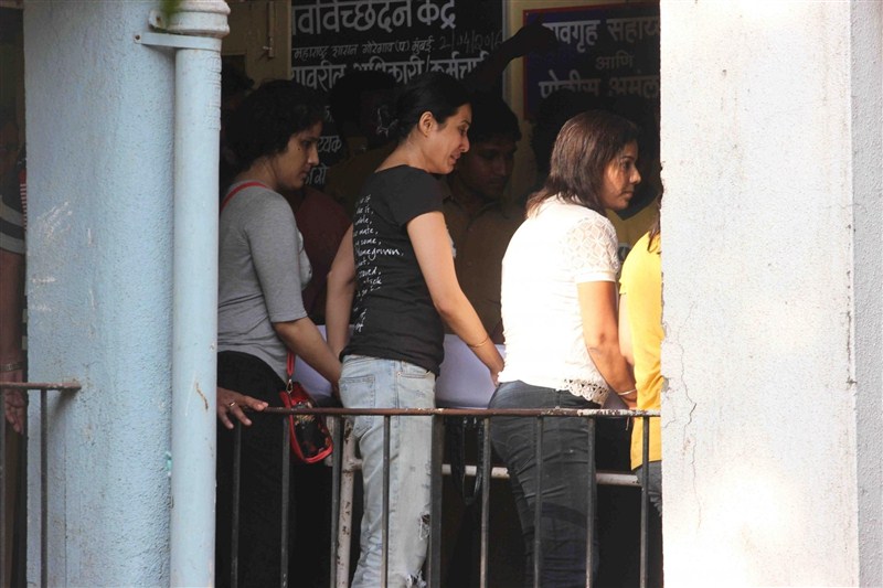 Celebs like Kamya Punjabi and Sara Khan pays last respects to Television actor Pratyusha Banerjee. Pratyusha Banerjee,Celebs pay last respects to Pratyusha Banerjee,Kamya Punjabi,Sara Khan,Kamya Punjabi pay last respects to Pratyusha Banerjee,Sara Khan pay last respects to Pratyusha Banerjee,Pratyusha Banerjee dead,Pratyusha Banerjee commits suicide,Pr