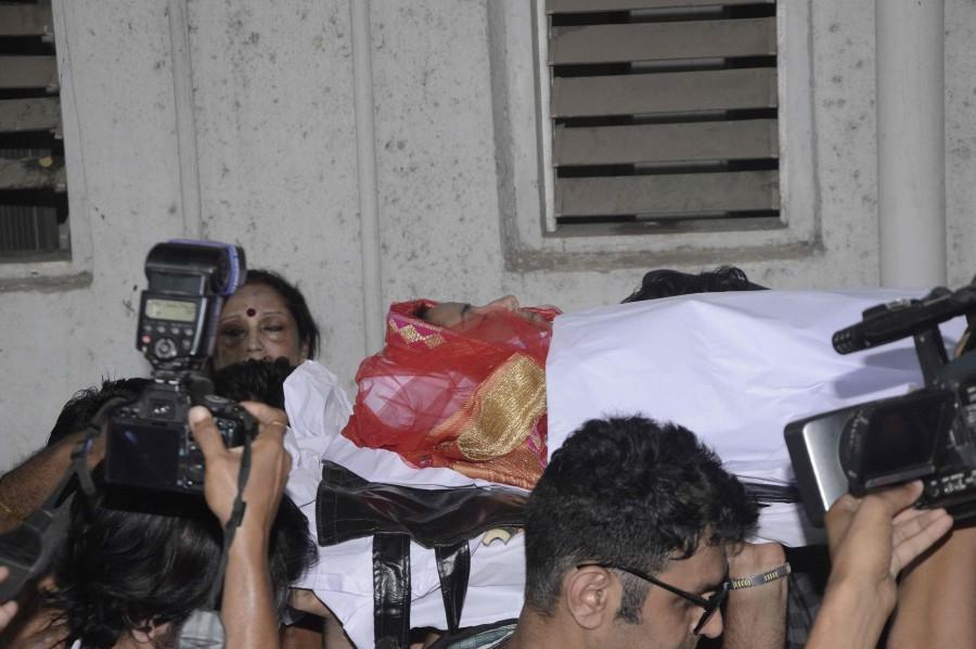 Popularly known as Anandi, her character from the television show Pratyusha Banerjee,Pratyusha Banerjee Funeral,Pratyusha Banerjee Funeral pics,Balika Vadhu,Balika Vadhu actress,Pratyusha Banerjee commits suicide,Pratyusha Banerjee suicide,Pratyusha Banerjee death,pratyusha banerjee as anandi,pratyusha banerjee found ha
