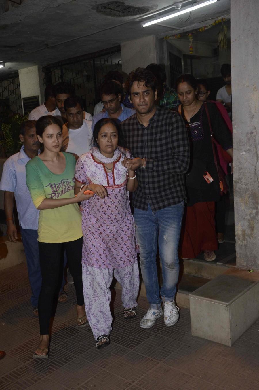 Popularly known as Anandi, her character from the television show Pratyusha Banerjee,Pratyusha Banerjee Funeral,Pratyusha Banerjee Funeral pics,Balika Vadhu,Balika Vadhu actress,Pratyusha Banerjee commits suicide,Pratyusha Banerjee suicide,Pratyusha Banerjee death,pratyusha banerjee as anandi,pratyusha banerjee found ha
