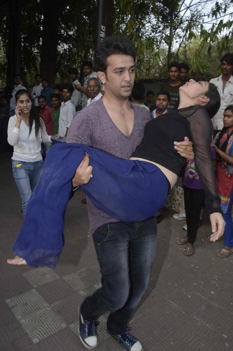 Popularly known as Anandi, her character from the television show Pratyusha Banerjee,Pratyusha Banerjee Funeral,Pratyusha Banerjee Funeral pics,Balika Vadhu,Balika Vadhu actress,Pratyusha Banerjee commits suicide,Pratyusha Banerjee suicide,Pratyusha Banerjee death,pratyusha banerjee as anandi,pratyusha banerjee found ha