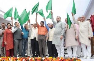Suresh Prabhu,Delhi-Agra Gatimaan Express,Gatimaan Express,Delhi to Agra,Delhi to Agra in 100 mins,Nizamuddin Railway station,India's fastest train flagged off,India's fastest train,fastest train,fastest train in India