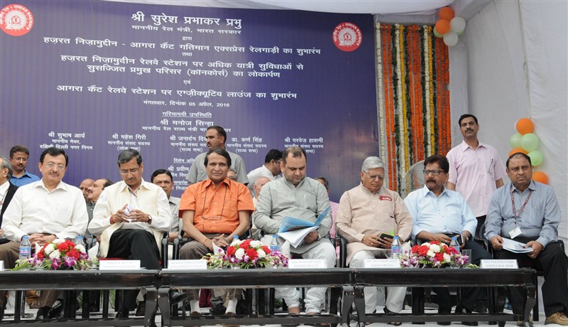 Union Minister for Railways Suresh Prabhu on Tuesday flagged off India's fastest train, the Gatimaan Express, from Nizamuddin Railway station. Suresh Prabhu,Delhi-Agra Gatimaan Express,Gatimaan Express,Delhi to Agra,Delhi to Agra in 100 mins,Nizamuddin Railway station,India's fastest train flagged off,India's fastest train,fastest train,fastest train in India