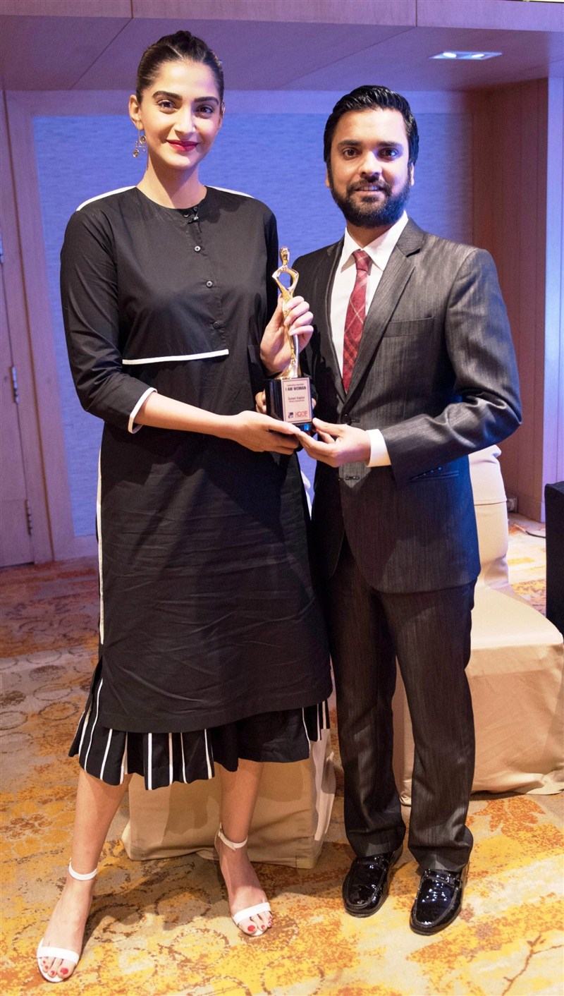 Bollywood actress Sonam Kapoor receives 'I Am Woman' empowerment award. Sonam Kapoor,Sonam Kapoor receives 'I Am Woman' award,'I Am Woman' women empowerment award,'I Am Woman' award,Bollywood actress Sonam Kapoor,actress Sonam Kapoor,Nisha Jamvwal,Amrita Raichand,Maheka Mirpuri,Nitish Shah,I Am W