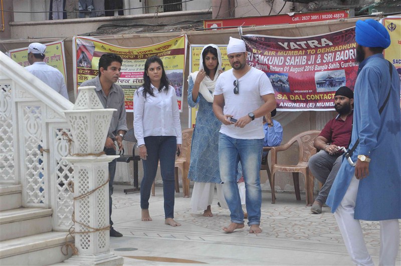 Pratyusha Banerjee's prayer meet was held on Tuesday at a gurdwara in Mumbai which was attended by her mother, father and her close friends. Pratyusha Banerjee,Pratyusha Banerjee Prayer meeting,TV actor Pratyusha Banerjee,Pratyusha Banerjee dead,Pratyusha Banerjee suicide,Pratyusha Banerjee death,Pratyusha Banerjee relationship,Rahul Raj Singh,Shankar Banerjee