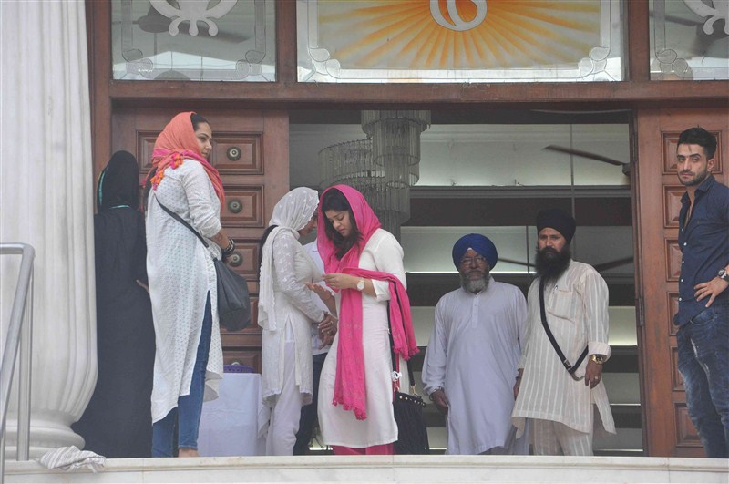 Pratyusha Banerjee's prayer meet was held on Tuesday at a gurdwara in Mumbai which was attended by her mother, father and her close friends. Pratyusha Banerjee,Pratyusha Banerjee Prayer meeting,TV actor Pratyusha Banerjee,Pratyusha Banerjee dead,Pratyusha Banerjee suicide,Pratyusha Banerjee death,Pratyusha Banerjee relationship,Rahul Raj Singh,Shankar Banerjee