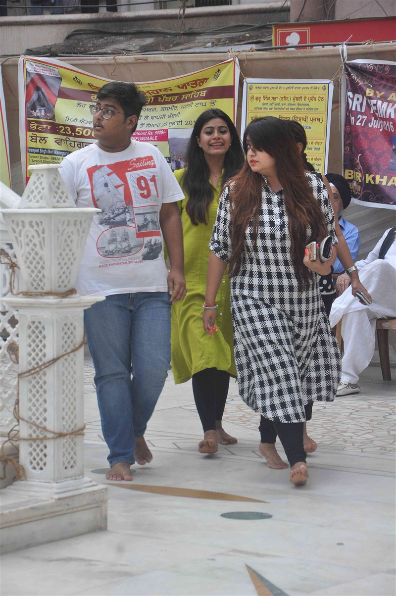 Pratyusha Banerjee's prayer meet was held on Tuesday at a gurdwara in Mumbai which was attended by her mother, father and her close friends. Pratyusha Banerjee,Pratyusha Banerjee Prayer meeting,TV actor Pratyusha Banerjee,Pratyusha Banerjee dead,Pratyusha Banerjee suicide,Pratyusha Banerjee death,Pratyusha Banerjee relationship,Rahul Raj Singh,Shankar Banerjee