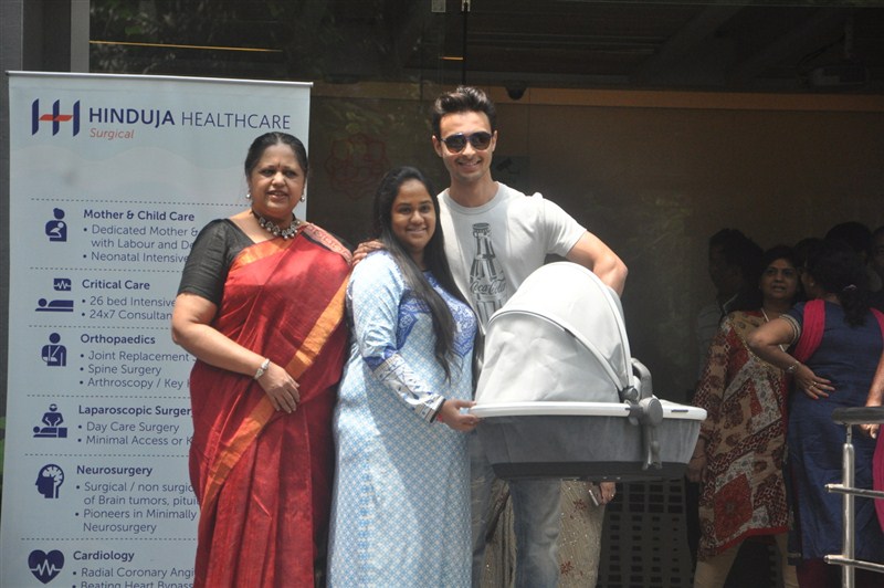 Arpita Khan Sharma discharge from Hinduja Hospital with New Born Son Ahil. Arpita Khan,Arpita Khan discharge from Hinduja Hospital,Arpita Khan with his Son Ahil,New Born Son Ahil,Salman Khan,Salman Khan sizter
