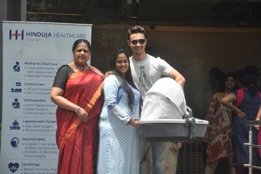 Arpita Khan Sharma discharge from Hinduja Hospital with New Born Son Ahil.