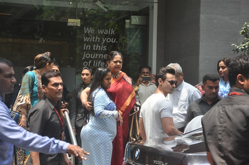 Arpita Khan Sharma discharge from Hinduja Hospital with New Born Son Ahil. Arpita Khan,Arpita Khan discharge from Hinduja Hospital,Arpita Khan with his Son Ahil,New Born Son Ahil,Salman Khan,Salman Khan sizter