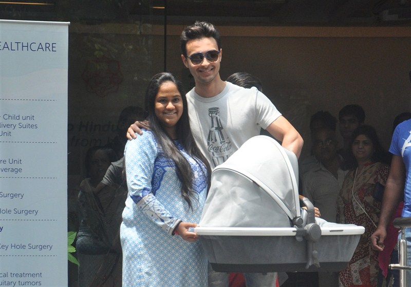Arpita Khan Sharma discharge from Hinduja Hospital with New Born Son Ahil. Arpita Khan,Arpita Khan discharge from Hinduja Hospital,Arpita Khan with his Son Ahil,New Born Son Ahil,Salman Khan,Salman Khan sizter