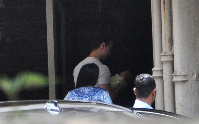Arpita Khan Sharma discharge from Hinduja Hospital with New Born Son Ahil. Arpita Khan,Arpita Khan discharge from Hinduja Hospital,Arpita Khan with his Son Ahil,New Born Son Ahil,Salman Khan,Salman Khan sizter