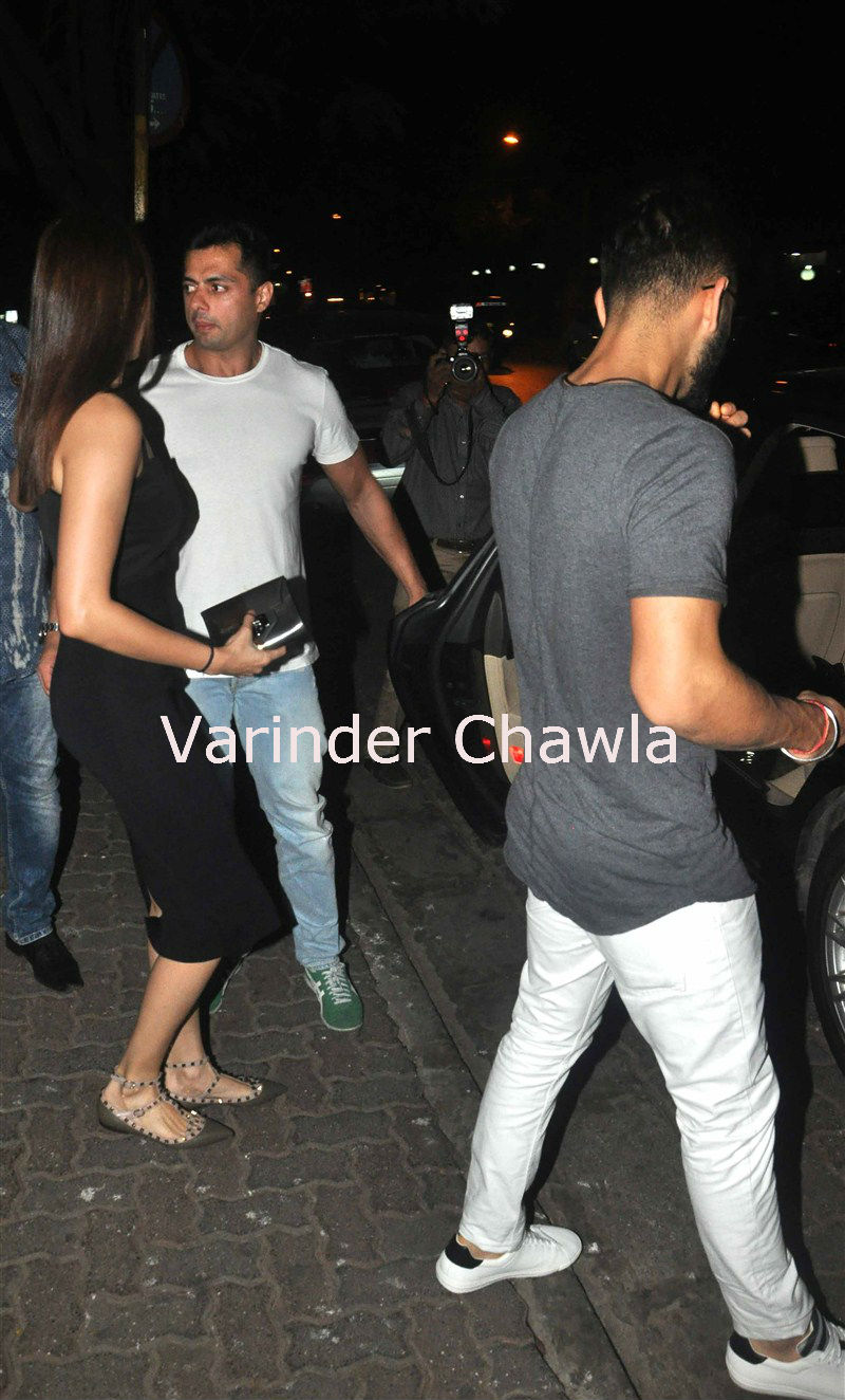 Indian cricket player Virat Kohli was spotted late night dinner with his girlfriend and Bollywood actress Anushka Sharma at Hakkasan Restaurant Bandra, Mumbai. Virat Kohli,Anushka Sharma,Virat Kohli and Anushka Sharma,Kohli and Anushka