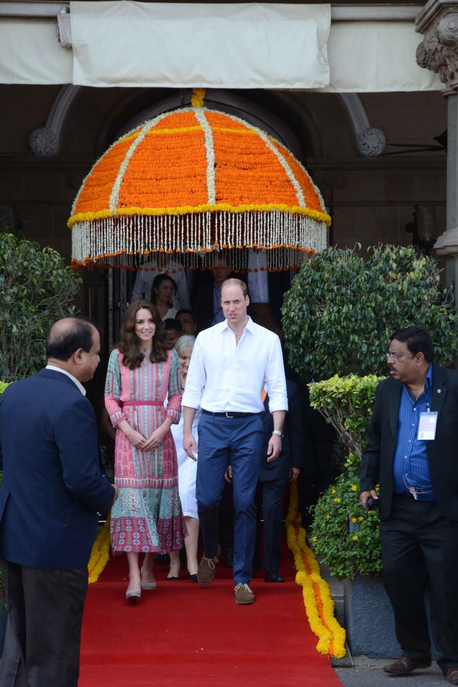 From superstars like Shah Rukh Khan, Madhuri Dixit and Aishwarya Rai Bachchan to young talent like Parineeti Chopra and Huma Qureshi -- the best of Bollywood extended a warm welcome to British Royals Prince William and his wife Kate Middleton here. Prince William,Kate Middleton,Prince William and Kate Middleton,Prince William and Kate Middleton Royal Dinner,Shah Rukh Khan,Aishwarya Rai,Parineeti Chopra,Huma Qureshi,Rishi Kapoor,Neetu Kapoor,Karan Johar,Anil Kapoor,Aditi Rao Hydari,Farhan Akhtar,Jacq