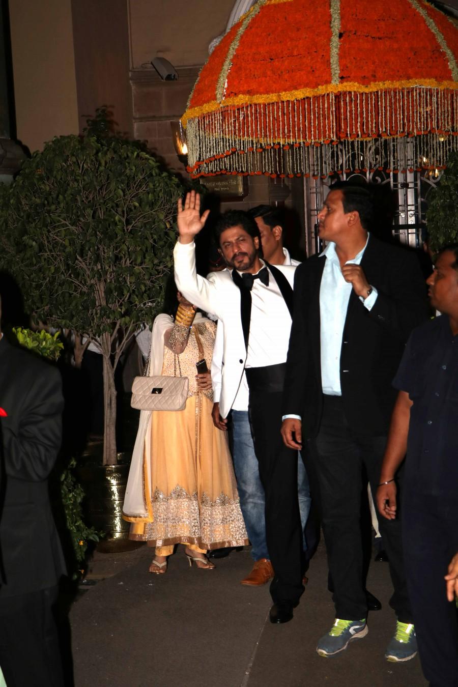 From superstars like Shah Rukh Khan, Madhuri Dixit and Aishwarya Rai Bachchan to young talent like Parineeti Chopra and Huma Qureshi -- the best of Bollywood extended a warm welcome to British Royals Prince William and his wife Kate Middleton here. Prince William,Kate Middleton,Prince William and Kate Middleton,Prince William and Kate Middleton Royal Dinner,Shah Rukh Khan,Aishwarya Rai,Parineeti Chopra,Huma Qureshi,Rishi Kapoor,Neetu Kapoor,Karan Johar,Anil Kapoor,Aditi Rao Hydari,Farhan Akhtar,Jacq