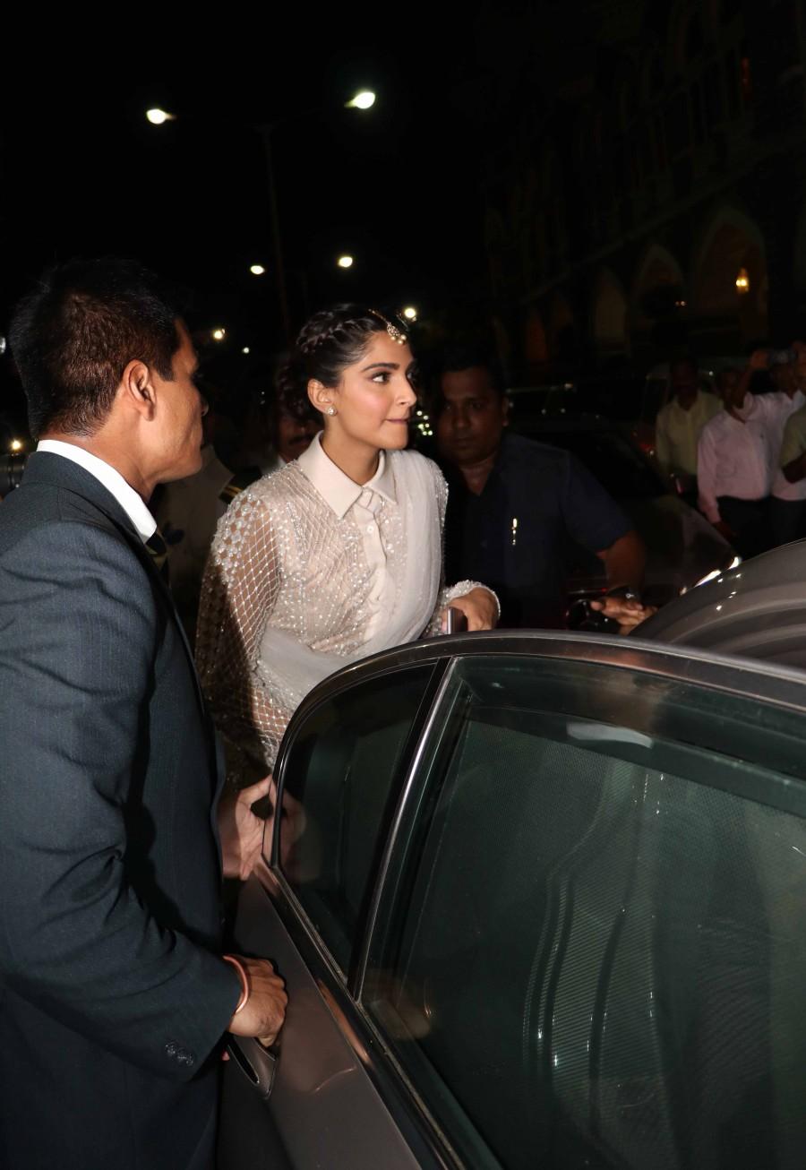 From superstars like Shah Rukh Khan, Madhuri Dixit and Aishwarya Rai Bachchan to young talent like Parineeti Chopra and Huma Qureshi -- the best of Bollywood extended a warm welcome to British Royals Prince William and his wife Kate Middleton here. Prince William,Kate Middleton,Prince William and Kate Middleton,Prince William and Kate Middleton Royal Dinner,Shah Rukh Khan,Aishwarya Rai,Parineeti Chopra,Huma Qureshi,Rishi Kapoor,Neetu Kapoor,Karan Johar,Anil Kapoor,Aditi Rao Hydari,Farhan Akhtar,Jacq