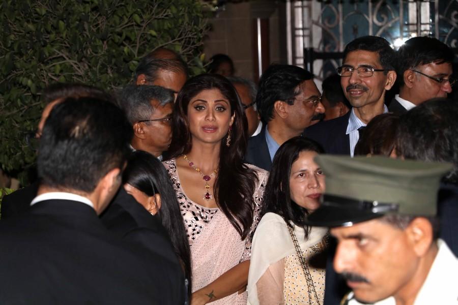 From superstars like Shah Rukh Khan, Madhuri Dixit and Aishwarya Rai Bachchan to young talent like Parineeti Chopra and Huma Qureshi -- the best of Bollywood extended a warm welcome to British Royals Prince William and his wife Kate Middleton here. Prince William,Kate Middleton,Prince William and Kate Middleton,Prince William and Kate Middleton Royal Dinner,Shah Rukh Khan,Aishwarya Rai,Parineeti Chopra,Huma Qureshi,Rishi Kapoor,Neetu Kapoor,Karan Johar,Anil Kapoor,Aditi Rao Hydari,Farhan Akhtar,Jacq