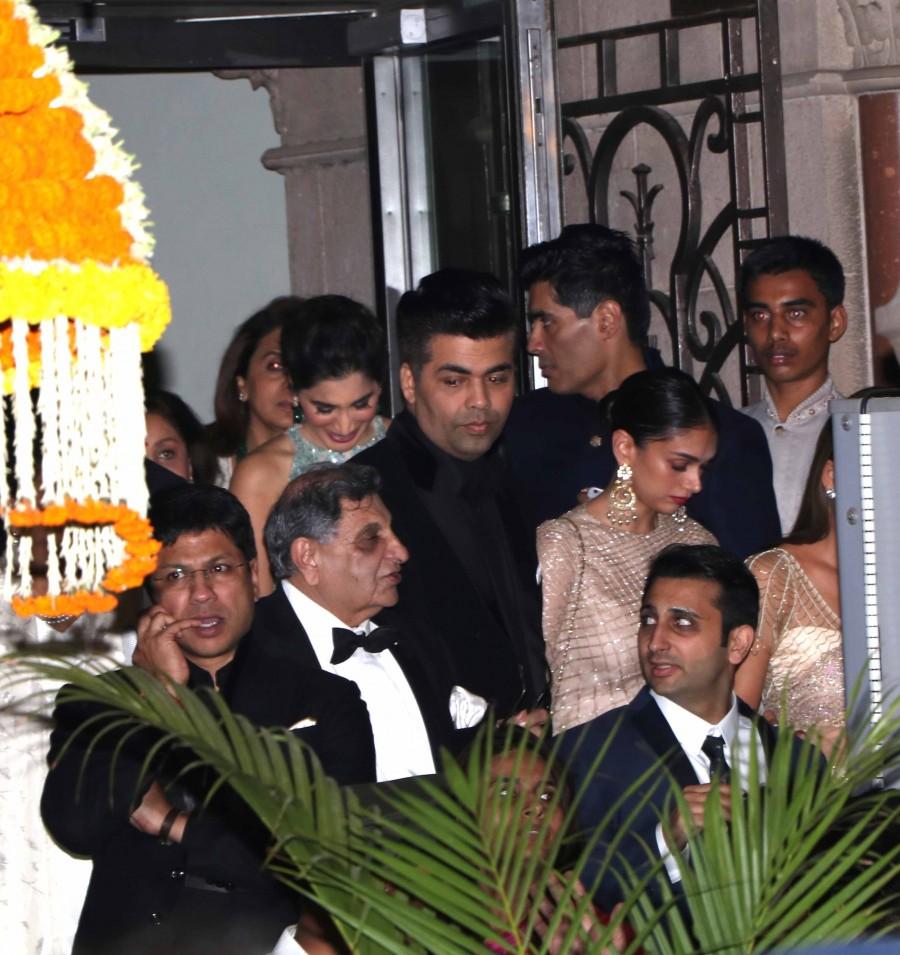 From superstars like Shah Rukh Khan, Madhuri Dixit and Aishwarya Rai Bachchan to young talent like Parineeti Chopra and Huma Qureshi -- the best of Bollywood extended a warm welcome to British Royals Prince William and his wife Kate Middleton here. Prince William,Kate Middleton,Prince William and Kate Middleton,Prince William and Kate Middleton Royal Dinner,Shah Rukh Khan,Aishwarya Rai,Parineeti Chopra,Huma Qureshi,Rishi Kapoor,Neetu Kapoor,Karan Johar,Anil Kapoor,Aditi Rao Hydari,Farhan Akhtar,Jacq