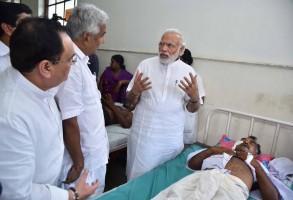 Narendra Modi,Narendra Modi visits Kerala,Narendra Modi visits Kerala temple tragedy site,Modi visits Kerala temple,Puttingal Devi temple,Peravur town,Chief Minister Oommen Chandy,Oommen Chandy,Kerala chief minister oommen chandy