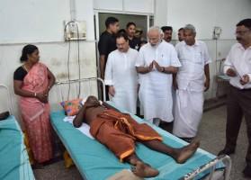 Narendra Modi,Narendra Modi visits Kerala,Narendra Modi visits Kerala temple tragedy site,Modi visits Kerala temple,Puttingal Devi temple,Peravur town,Chief Minister Oommen Chandy,Oommen Chandy,Kerala chief minister oommen chandy