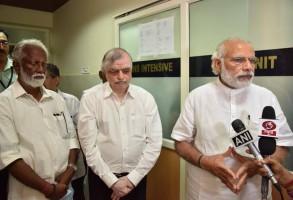Narendra Modi,Narendra Modi visits Kerala,Narendra Modi visits Kerala temple tragedy site,Modi visits Kerala temple,Puttingal Devi temple,Peravur town,Chief Minister Oommen Chandy,Oommen Chandy,Kerala chief minister oommen chandy