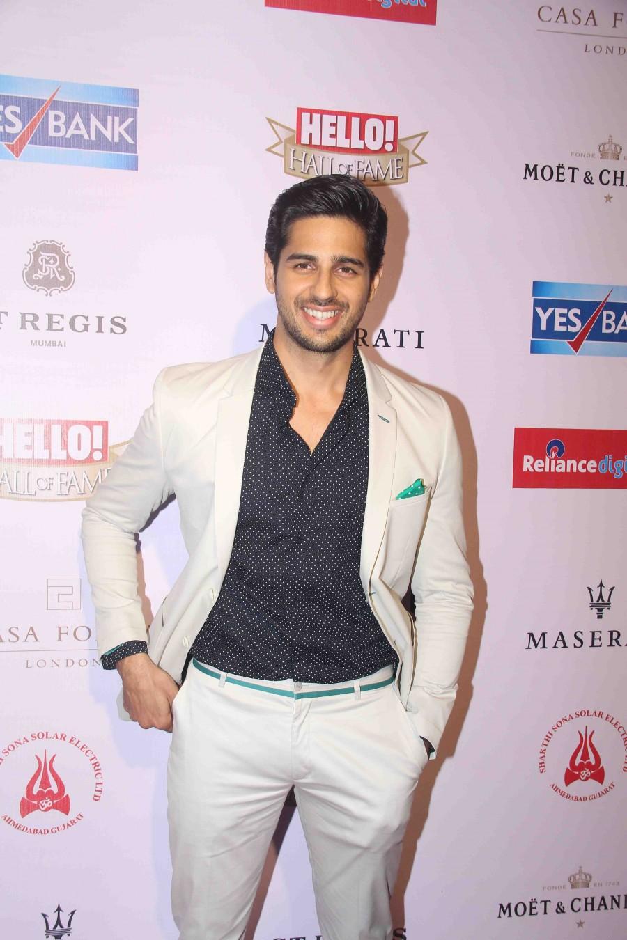 Hall of Fame Awards 2016 held at at The St. Regis, Mumbai. Celebs like Kumar Mangalam Birla, Isha Ambani, Amitabh Bachchan, Aishwarya Rai Bachchan, Anil Kapoor, Rishi & Neetu Kapoor, Sonam Kapoor, Ranveer Singh, Sidharth Malhotra, Karan Johar, Cyrus Poonwala, Natasha Poonawala and others graced the event. Hall of Fame Awards 2016,Hall of Fame Awards,Hall of Fame,Amitabh Bachchan,Aishwarya Rai,Ranveer Singh,Sonam Kapoor,Sidharth Malhotra,Karan Johar,Cyrus Poonwala,Natasha Poonawala,Hall of Fame Awards pics,Hall of Fame Awards images,Hall of Fame Awards stil