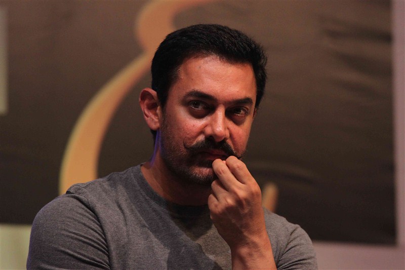 Bollywood actor Aamir Khan and Chess wizard Viswanathan Anand at Hridayanath Award at 25th Celebration of Hridayesh Arts. Aamir Khan,Viswanathan Anand,Hridayanath Award at 25th Celebration of Hridayesh Arts,Hridayanath Award,25th Celebration of Hridayesh Arts,Aamir Khan and Viswanathan Anand,Aamir Khan wants more kids to take up chess,Chess