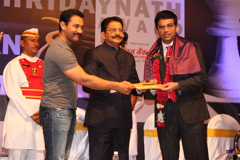 Bollywood actor Aamir Khan and Chess wizard Viswanathan Anand at Hridayanath Award at 25th Celebration of Hridayesh Arts. Aamir Khan,Viswanathan Anand,Hridayanath Award at 25th Celebration of Hridayesh Arts,Hridayanath Award,25th Celebration of Hridayesh Arts,Aamir Khan and Viswanathan Anand,Aamir Khan wants more kids to take up chess,Chess