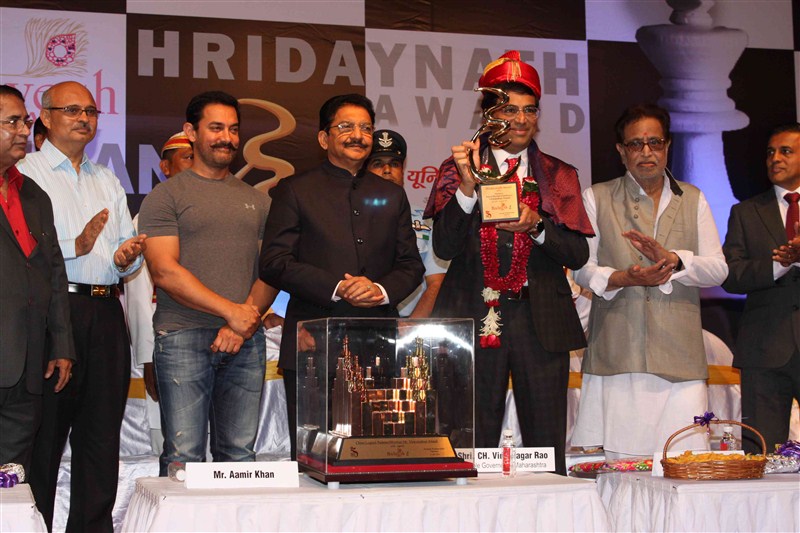 Bollywood actor Aamir Khan and Chess wizard Viswanathan Anand at Hridayanath Award at 25th Celebration of Hridayesh Arts. Aamir Khan,Viswanathan Anand,Hridayanath Award at 25th Celebration of Hridayesh Arts,Hridayanath Award,25th Celebration of Hridayesh Arts,Aamir Khan and Viswanathan Anand,Aamir Khan wants more kids to take up chess,Chess