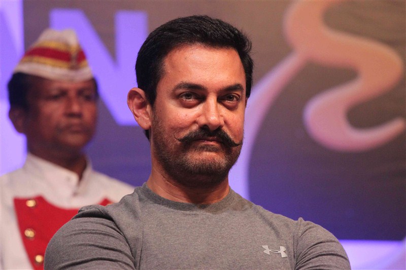 Bollywood actor Aamir Khan and Chess wizard Viswanathan Anand at Hridayanath Award at 25th Celebration of Hridayesh Arts. Aamir Khan,Viswanathan Anand,Hridayanath Award at 25th Celebration of Hridayesh Arts,Hridayanath Award,25th Celebration of Hridayesh Arts,Aamir Khan and Viswanathan Anand,Aamir Khan wants more kids to take up chess,Chess