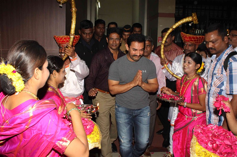 Bollywood actor Aamir Khan and Chess wizard Viswanathan Anand at Hridayanath Award at 25th Celebration of Hridayesh Arts. Aamir Khan,Viswanathan Anand,Hridayanath Award at 25th Celebration of Hridayesh Arts,Hridayanath Award,25th Celebration of Hridayesh Arts,Aamir Khan and Viswanathan Anand,Aamir Khan wants more kids to take up chess,Chess