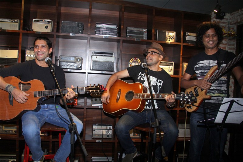 Pinch us or we may be unable to believe this dream. A dream where the country's heart throb is a guest at the same bar that you are sipping your very dirty martini! Farhan Akhtar,Farhan Akhtar 'Live' at Radio Bar,'Live' Radio Bar,Radio Bar,Farhan Akhtar pics,Farhan Akhtar images,Farhan Akhtar stills,Farhan Akhtar pictures,Pooja Makhija,Krishika Lulla,Ritesh,Dolly Sidhwani
