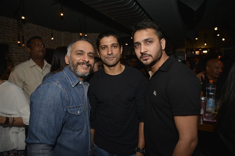 Pinch us or we may be unable to believe this dream. A dream where the country's heart throb is a guest at the same bar that you are sipping your very dirty martini! Farhan Akhtar,Farhan Akhtar 'Live' at Radio Bar,'Live' Radio Bar,Radio Bar,Farhan Akhtar pics,Farhan Akhtar images,Farhan Akhtar stills,Farhan Akhtar pictures,Pooja Makhija,Krishika Lulla,Ritesh,Dolly Sidhwani