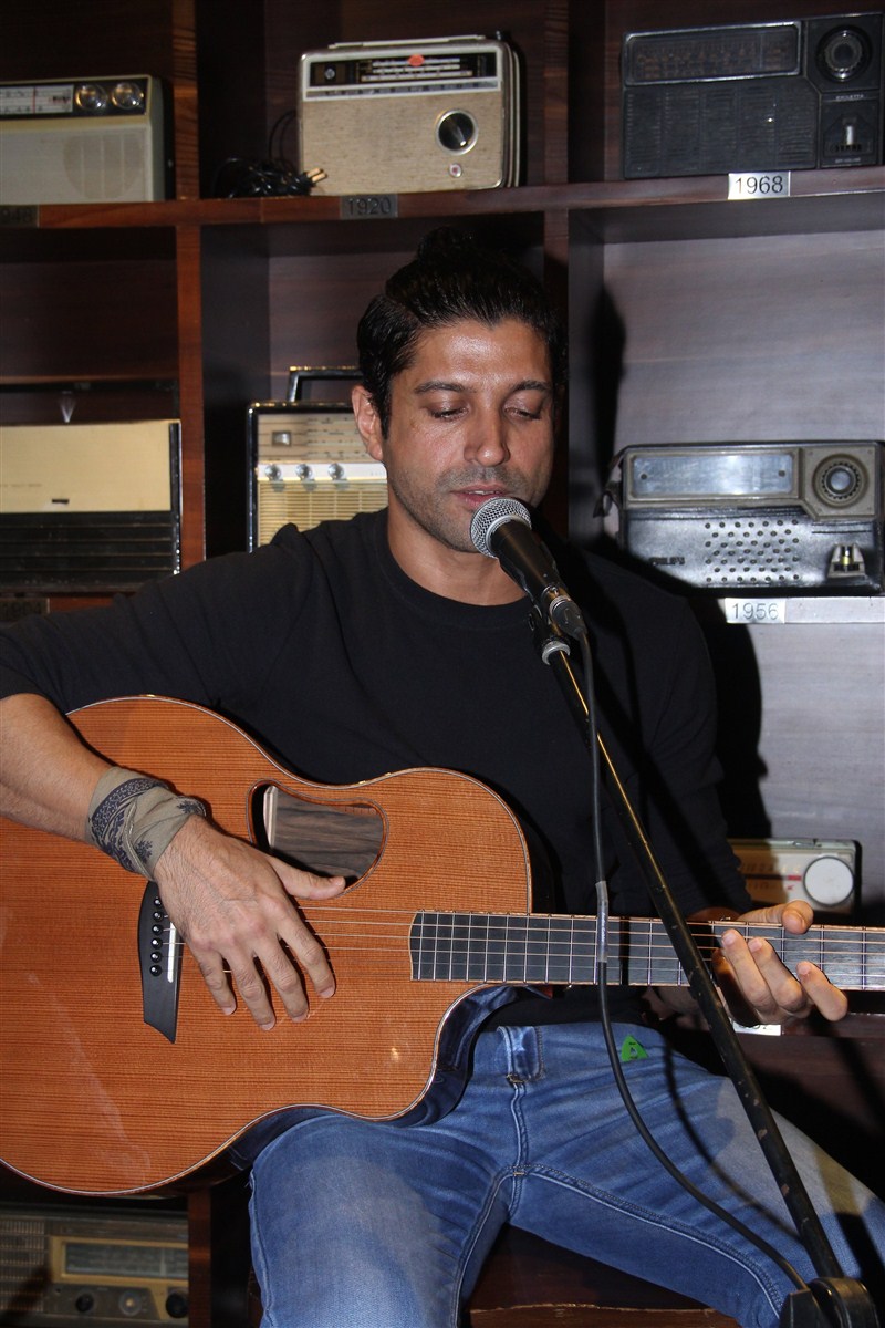 Pinch us or we may be unable to believe this dream. A dream where the country's heart throb is a guest at the same bar that you are sipping your very dirty martini! Farhan Akhtar,Farhan Akhtar 'Live' at Radio Bar,'Live' Radio Bar,Radio Bar,Farhan Akhtar pics,Farhan Akhtar images,Farhan Akhtar stills,Farhan Akhtar pictures,Pooja Makhija,Krishika Lulla,Ritesh,Dolly Sidhwani