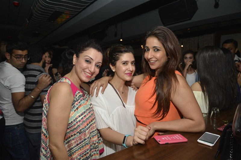 Pinch us or we may be unable to believe this dream. A dream where the country's heart throb is a guest at the same bar that you are sipping your very dirty martini! Farhan Akhtar,Farhan Akhtar 'Live' at Radio Bar,'Live' Radio Bar,Radio Bar,Farhan Akhtar pics,Farhan Akhtar images,Farhan Akhtar stills,Farhan Akhtar pictures,Pooja Makhija,Krishika Lulla,Ritesh,Dolly Sidhwani