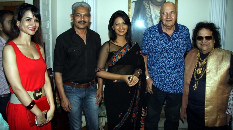 Sharman Joshi, Prem Chopra, Bappi Lahiri, Atul Kulkarni, Tejashri Pradhan, Yogesh Lakhani, Ritu Sachdeva at mahurat of Hindi film Sayonara Phir Milenge at Lahiri House Sayonara Phir Milenge,Sayonara Phir Milenge at Lahiri House,Sharman Joshi,Prem Chopra,Bappi Lahiri,Atul Kulkarni,Tejashri Pradhan,Yogesh Lakhani,Ritu Sachdeva