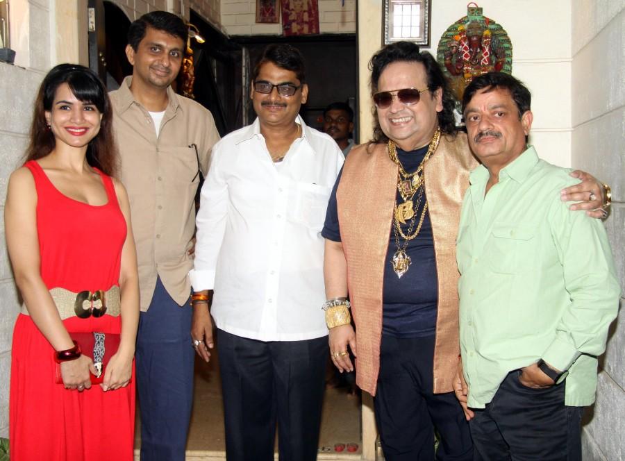 Sharman Joshi, Prem Chopra, Bappi Lahiri, Atul Kulkarni, Tejashri Pradhan, Yogesh Lakhani, Ritu Sachdeva at mahurat of Hindi film Sayonara Phir Milenge at Lahiri House Sayonara Phir Milenge,Sayonara Phir Milenge at Lahiri House,Sharman Joshi,Prem Chopra,Bappi Lahiri,Atul Kulkarni,Tejashri Pradhan,Yogesh Lakhani,Ritu Sachdeva