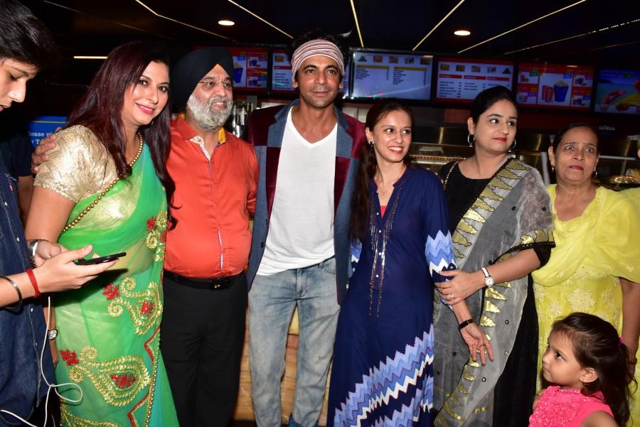 Jimmy Shergill, Sunil Grover, Shruti Sodhi, Jaswinder Bhalla, Binnu Dhillon and Gurpreet Ghuggi at Vaisakhi List Special Screening. Vaisakhi List Special Screening,Vaisakhi List,Jimmy Shergill,Sunil Grover,Shruti Sodhi,Jaswinder Bhalla,Binnu Dhillon,Gurpreet Ghuggi