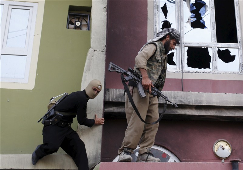 Violence in Tuz Khurmatu has become a near monthly occurrence between the armed groups - uncomfortable allies against Islamic State. Kurdish Peshmerga,Shiite militia,Kurdish Peshmerga,Shiite militia clash in Iraq,clash in Iraq,Violence in Tuz Khurmatu,Violence in Iraq,Islamic State