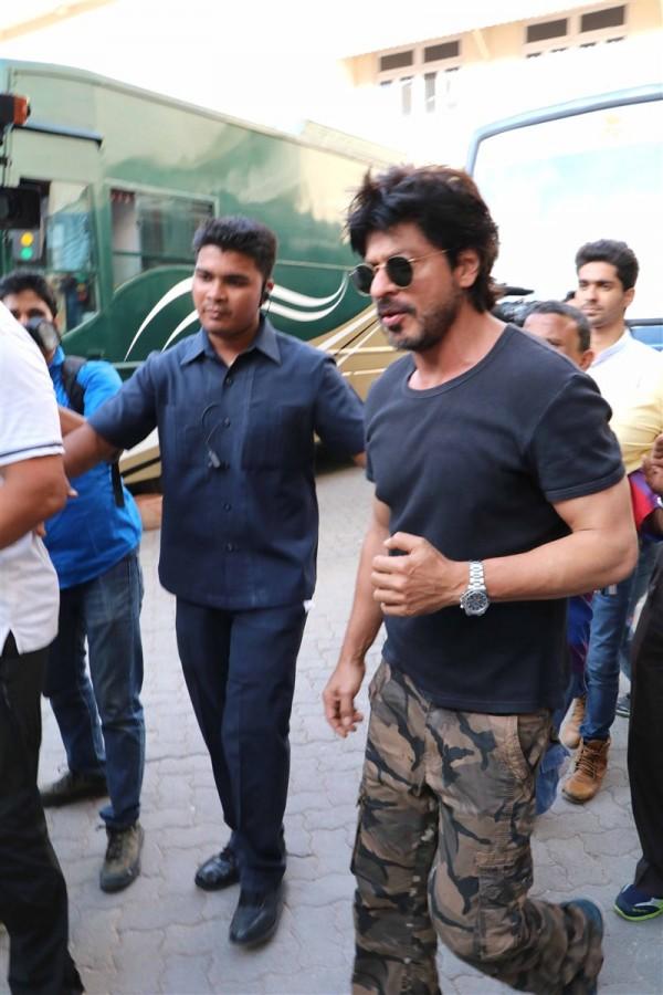 shah-rukh-khan-meets-manoj-bajpayee-at-mehboob-studio-photos-images