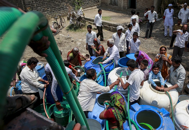 About 330 million people, almost a quarter of the country's population, are hit by India's worst drought in four decades. India's worst drought,India's worst drought in decades,population,drought in four decades,drought,heat wave,heat wave in India,heat wave death