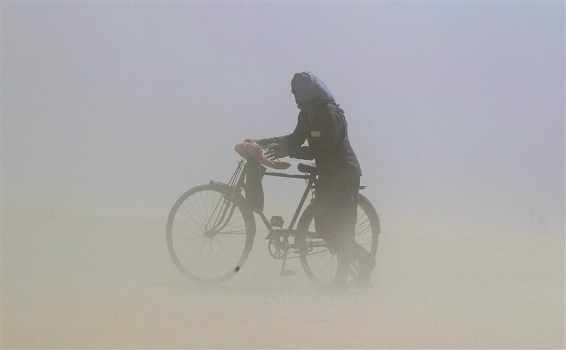 About 330 million people, almost a quarter of the country's population, are hit by India's worst drought in four decades. India's worst drought,India's worst drought in decades,population,drought in four decades,drought,heat wave,heat wave in India,heat wave death
