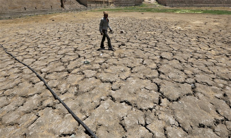 About 330 million people, almost a quarter of the country's population, are hit by India's worst drought in four decades. India's worst drought,India's worst drought in decades,population,drought in four decades,drought,heat wave,heat wave in India,heat wave death