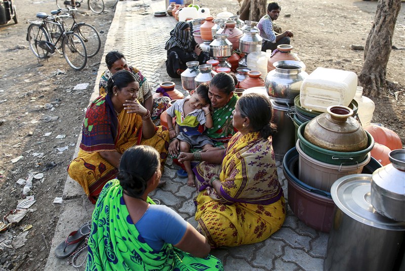 About 330 million people, almost a quarter of the country's population, are hit by India's worst drought in four decades. India's worst drought,India's worst drought in decades,population,drought in four decades,drought,heat wave,heat wave in India,heat wave death