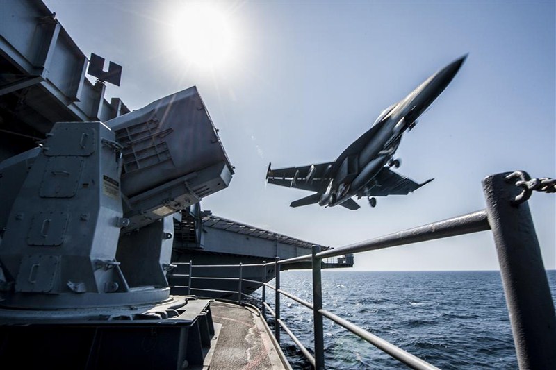 U.S. military pilots take the highway to the danger zone. America's Top Guns,Top Guns,U.S. military pilots,U.S. Top Guns,U.S. F-22,Raptor fighters,U.S. F-22 Raptor fighter,Raptor fighter